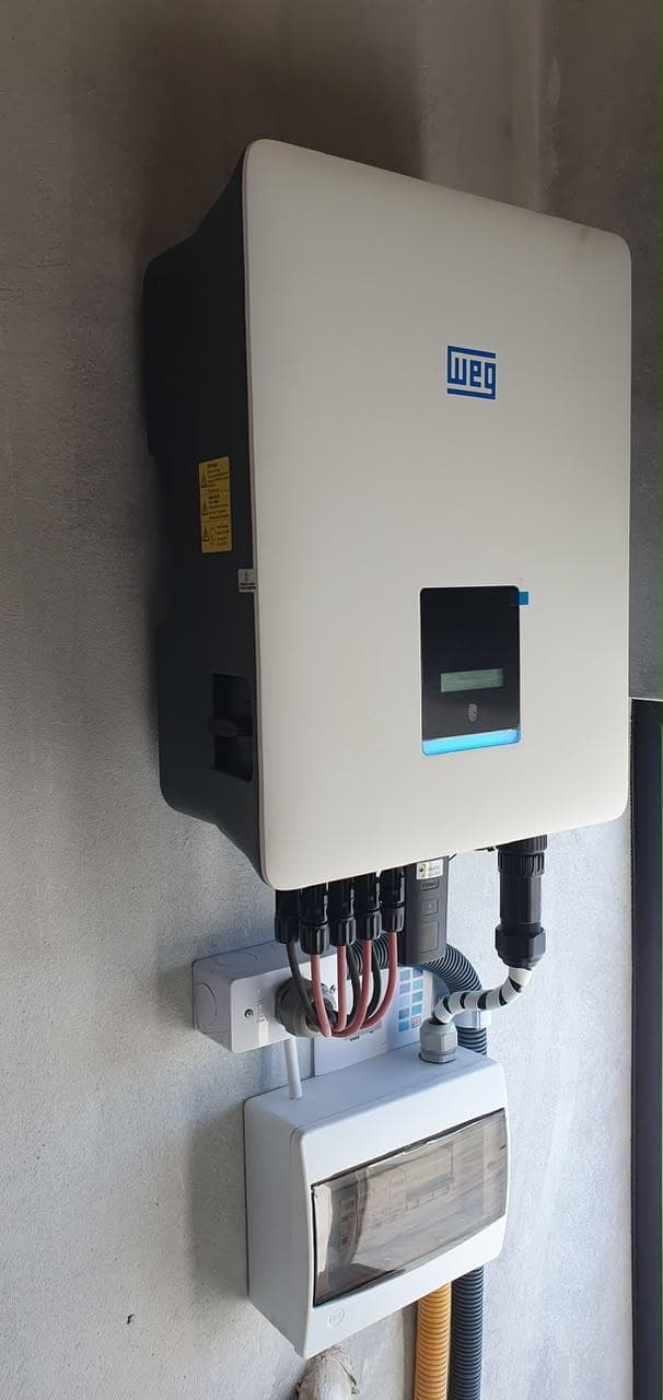 Inversor solar WEG e quadro de proteção instalados pela Aletel