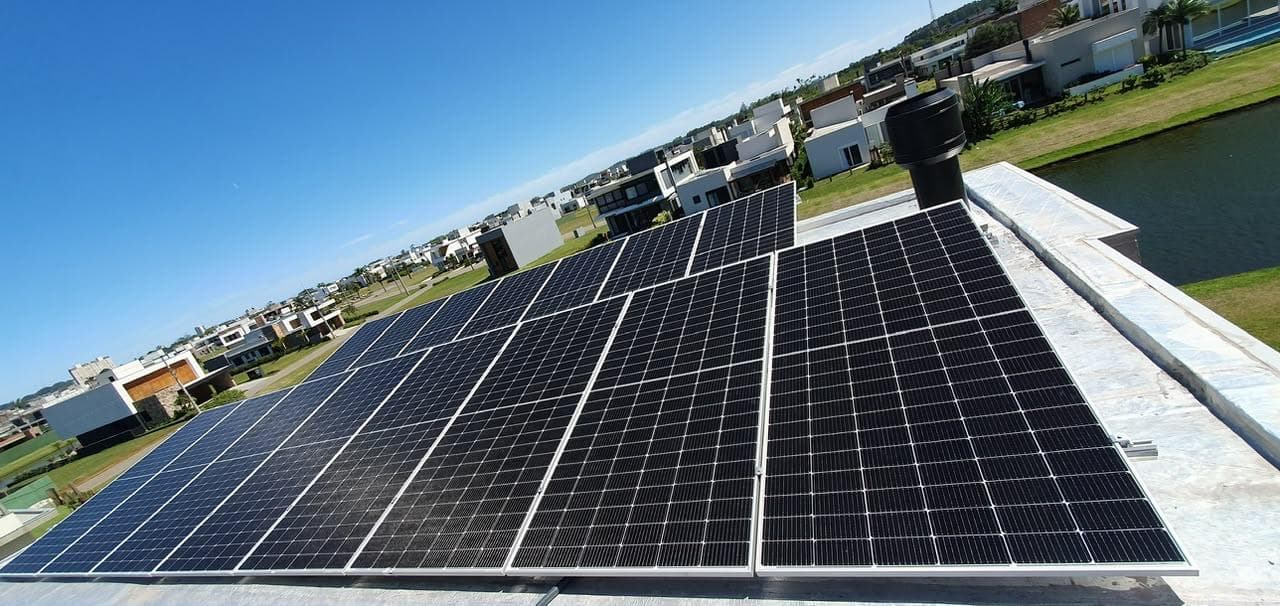 Conjunto de painéis solares instalado pela Aletel
