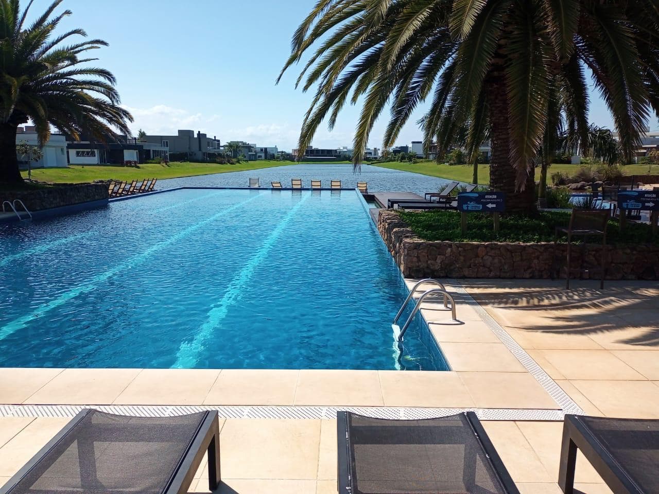 Piscina de condomínio em área externa