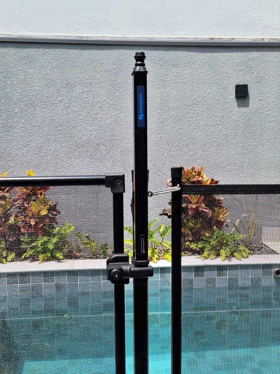 Detalhe do portão de segurança instalado ao redor de uma piscina